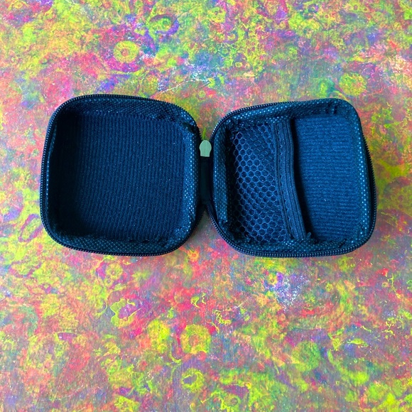 NWT Tropical Hawaiian Hibiscus Theme Tech EarBud Travel Zipper Mini Stor… - Picture 4 of 4